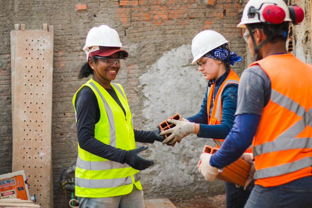 Foto 2 de 2 — Mulheres voluntárias ajudam a construir novo salão de reuniões das Testemunhas de Jeová
